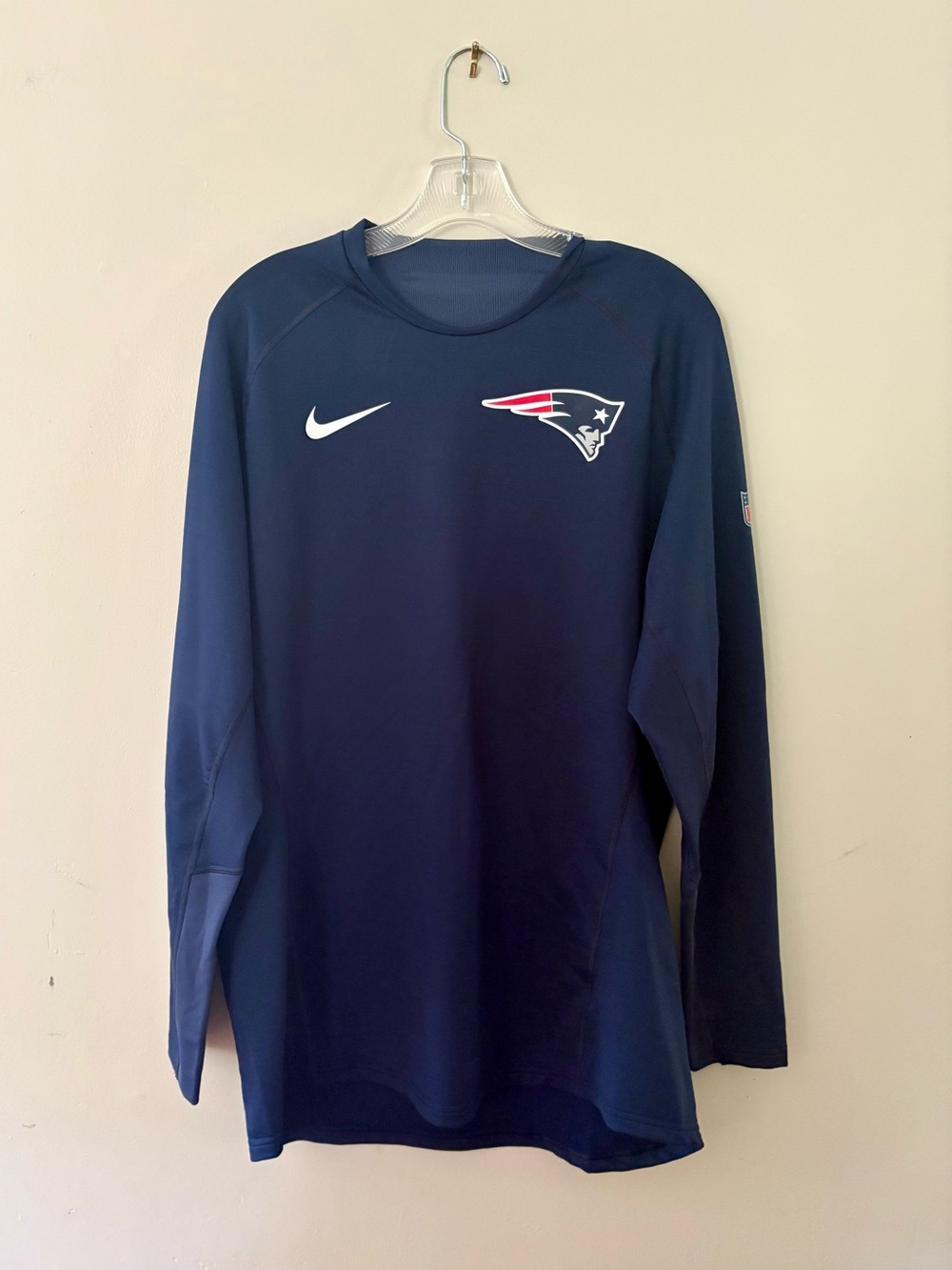 Nike Men’s Navy New England Patriots Long-Sleeve Performance Top